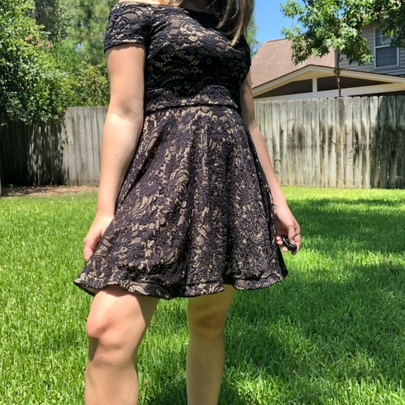 Lace dress - Picture 1 of 3